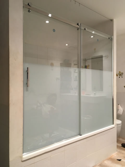 1 fijo y 1 puerta en cristal decorado Banda Ancha de bañera