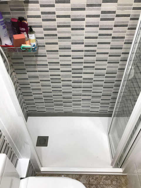 plegable dos hojas en cristal transparente con fijo sobre escalón abierta