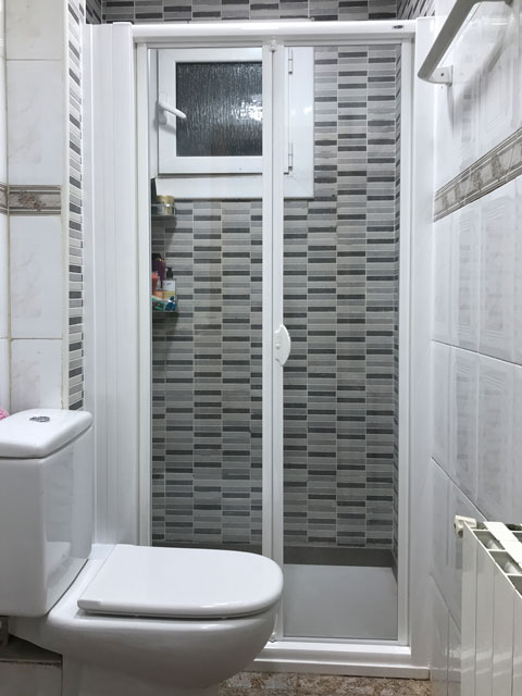 plegable dos hojas en cristal transparente con fijo sobre escalón