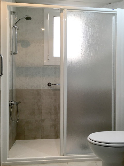 mampara frontal fijo y corredera abierta