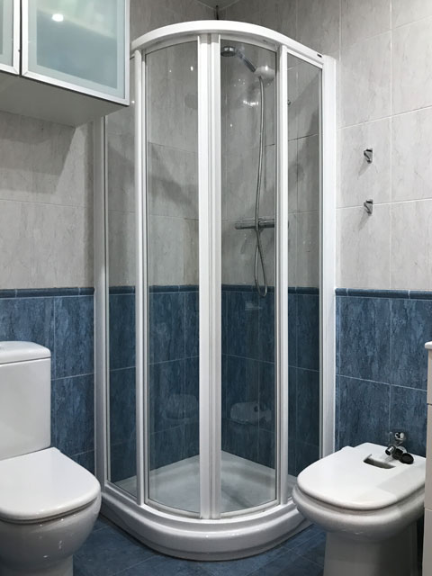 en lacado blanco y cristal transparente