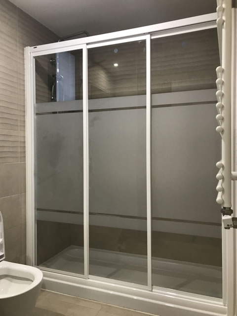 mampara en blanco y cristal decorado