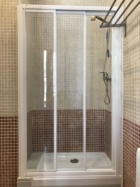 mampara en blanco y cristal transparente