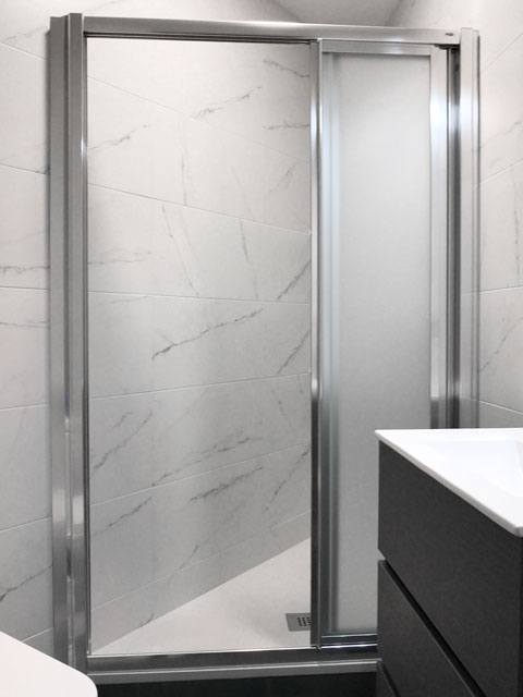 mampara en plata brillo y cristal cargalass abierta