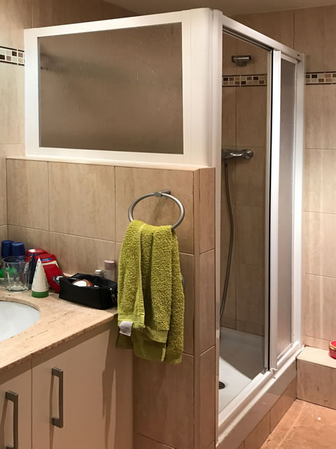 con fijo sobre murete mampara abierta