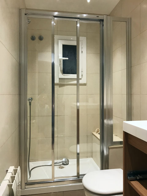 en plata brillo y cristal transparente con fijo sobre poyete