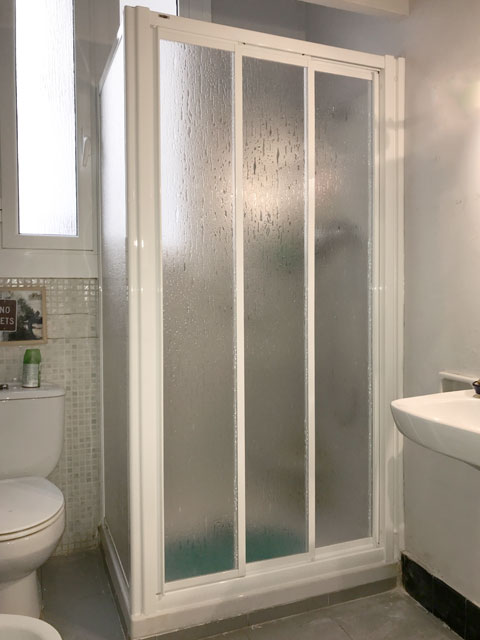 en lacado blanco y acrílico