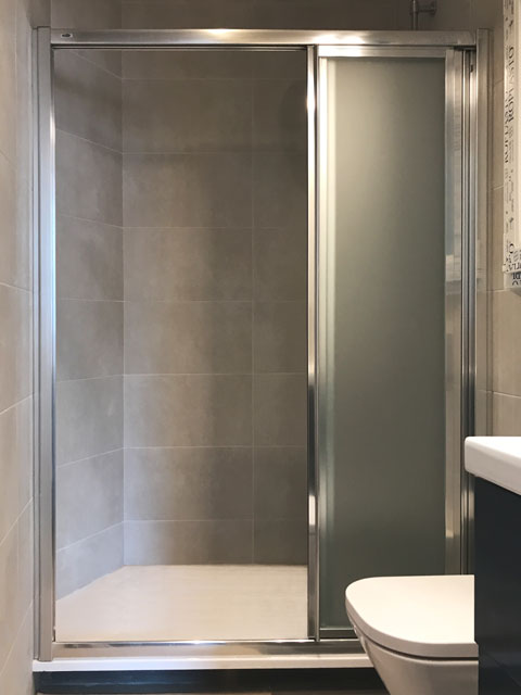 mampara en plata brillo y cristal mate abierta