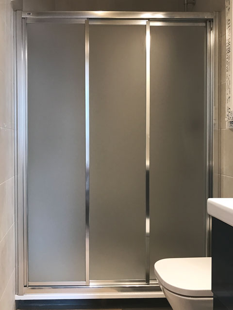 mampara en plata brillo y cristal mate