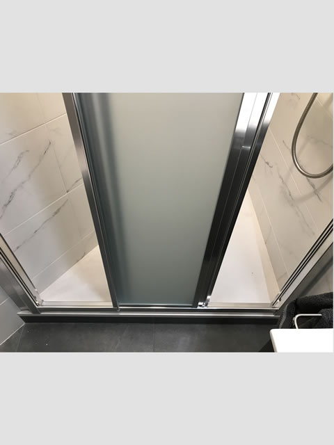 mampara en plata brillo y cristal carglass vista arriba