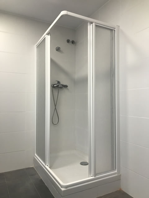 mampara de ducha abierta