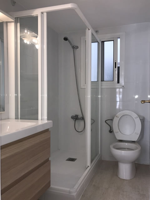 mampara montada enfrente de ventana