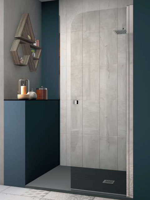 una puerta de ducha en plata brillo