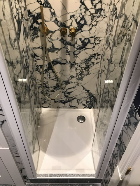 mampara de dos puertas abatibles