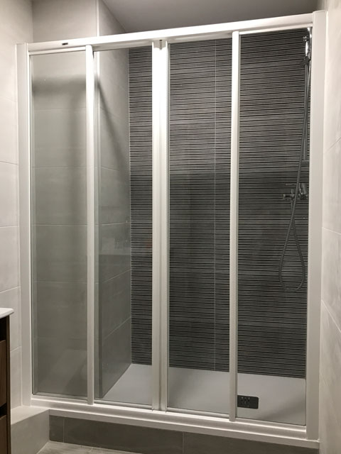 mampara de ducha en lacado blanco y cristal transparente