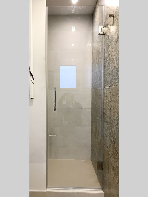 1 hoja abatible cogida a la derecha