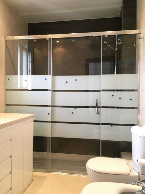 mampara 2 fijos y 1 hoja correderas en cristal decorado