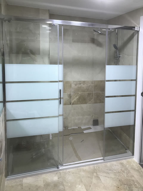 mampara 2 fijos y 1 hoja correderas en cristal decorado abierta