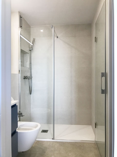 Fijo 60 cm + puerta 70 cm abierta