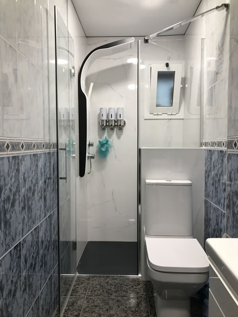 Fijo sobre murete y hoja abatible, puerta abierta