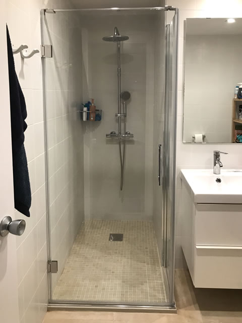 1 hoja abatible y 1 fijo lateral recien montada