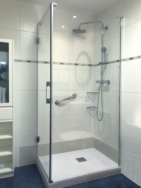 1 hoja abatible y 1 fijo lateral cerrada