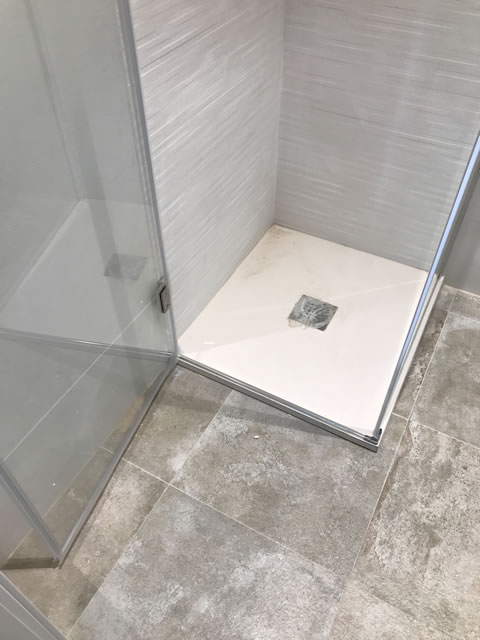 1 hoja abatible y 1 fijo lateral abierta a izquierda