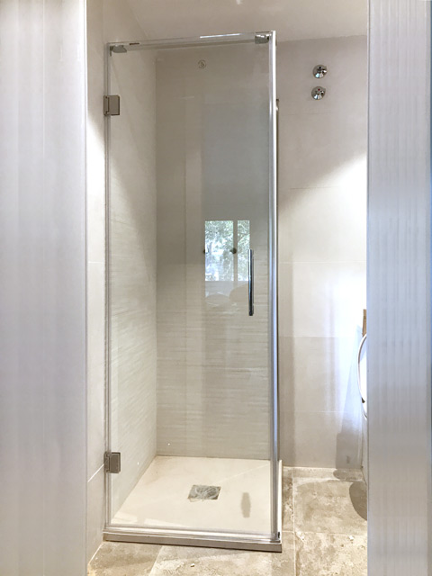 1 hoja abatible y 1 fijo lateral cerrada