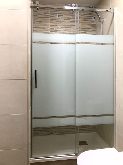 1 fijo + 1 puerta corredera cristal decorado