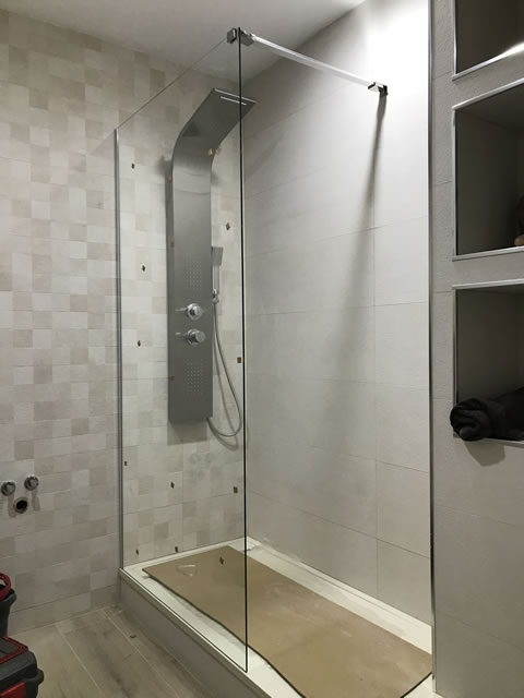 Mampara fija cogida a la izquierda