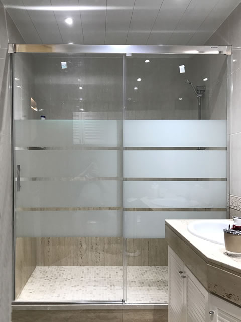 En cristal decorado bandas