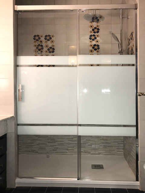 Mampara en cristal decorado