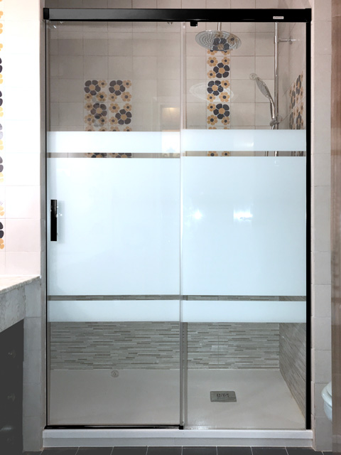 mamprara en perfil negro y cristal decorado