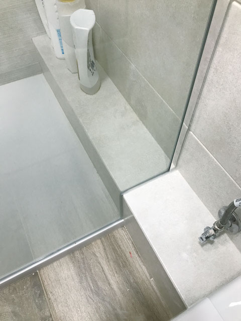 mamprara en perfil negro y cristal decorado