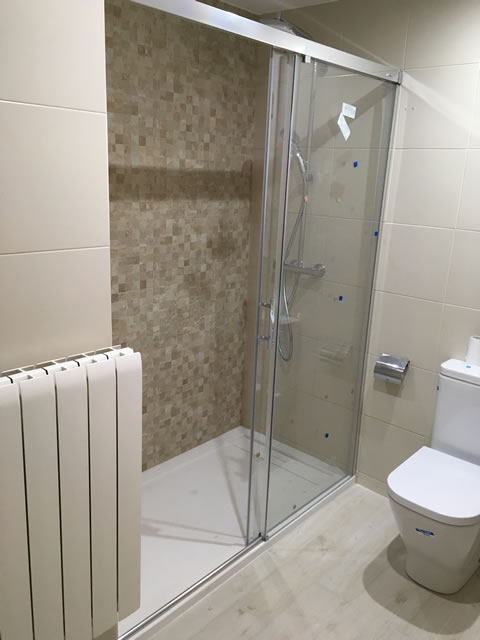 fijo a la derecha y corredera a la izquierda