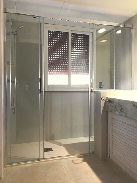 Mampara abierta, fijo sobre murete