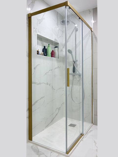 Mampara angular 1 fijo + 1 puerta corredera + 1 fijo lateral en oro anodizado