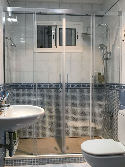 2 fijos + 2 puertas correderas recién montada