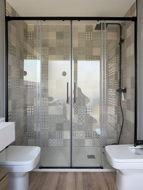 dos fijos + dos puertas correderas en negro mate