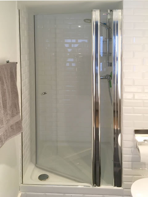 Mampara frontal fijo y hoja abatible con perfil imán