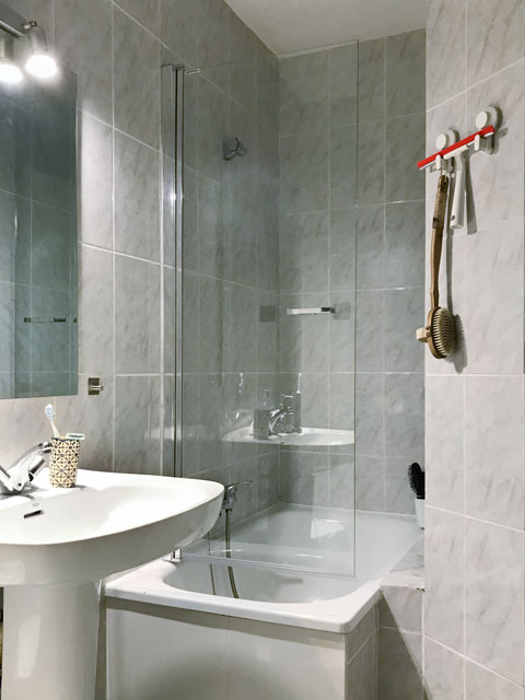 una hoja montada a la izquierda