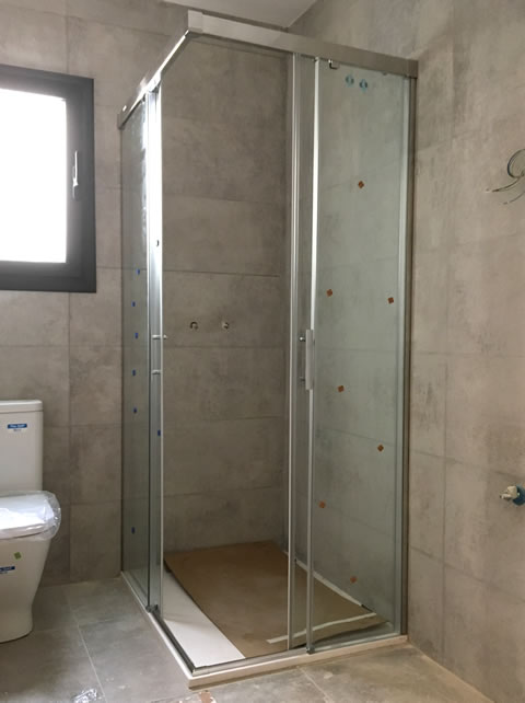 Mampara angular 2 fijos y dos correderas recien montada