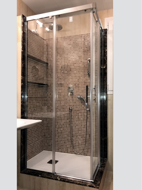 2 fijos y 2 correderas cogida a mármoles