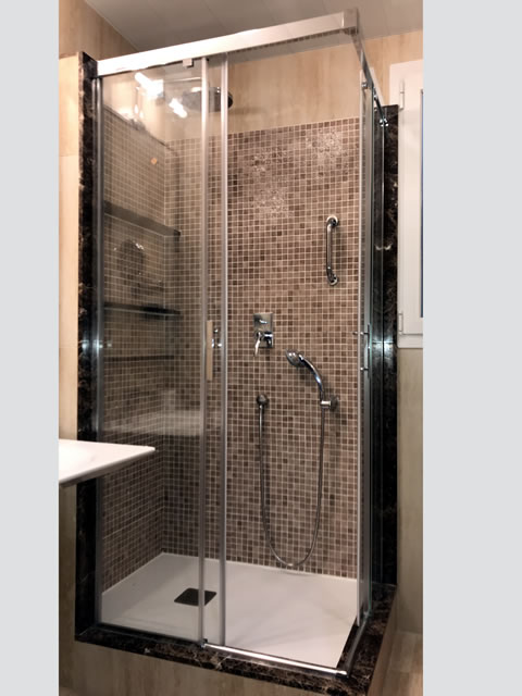 2 fijos y 2 correderas cogida a mármoles abierta