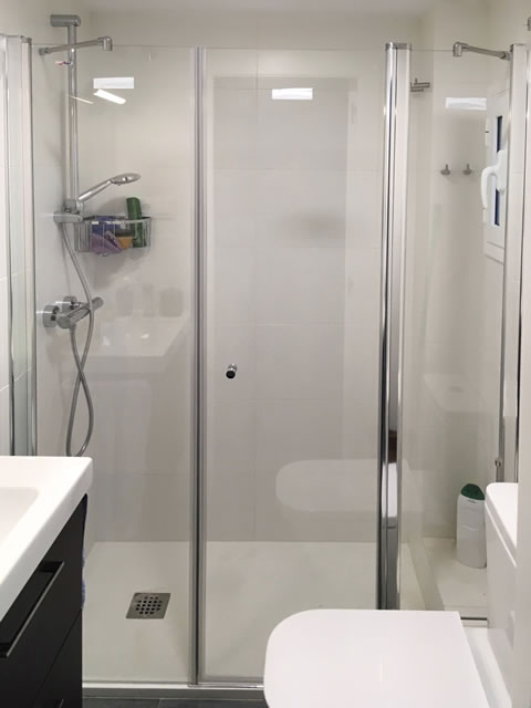 Mampara frontal fijo, puerta abatible y fijo recien montada