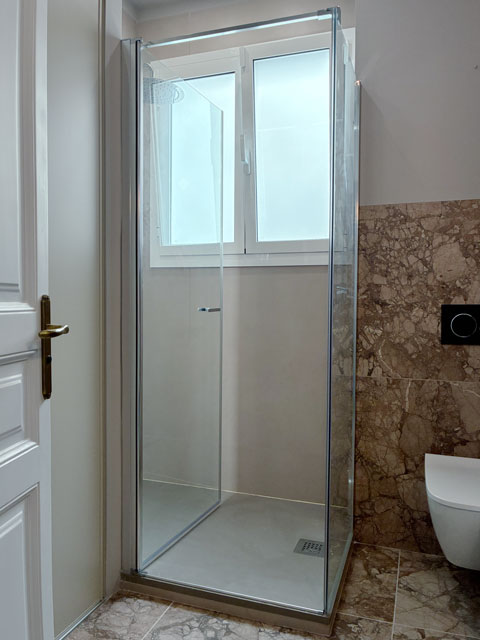 puerta abatible con fijo abierta recién montada