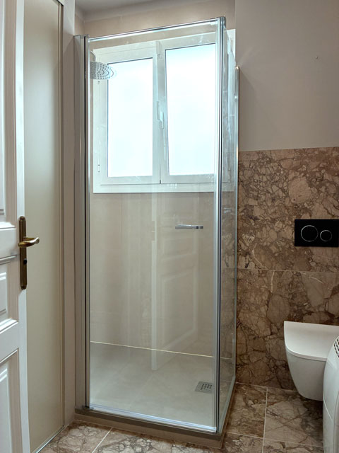 puerta abatible con fijo recién montada