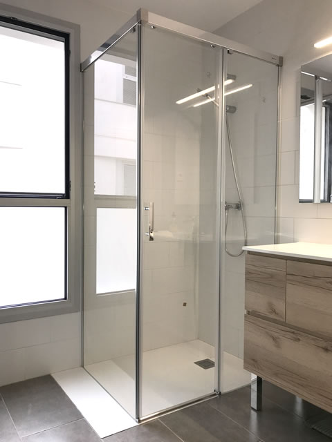 Mampara angular 2 fijos y 1 corredera recien montada