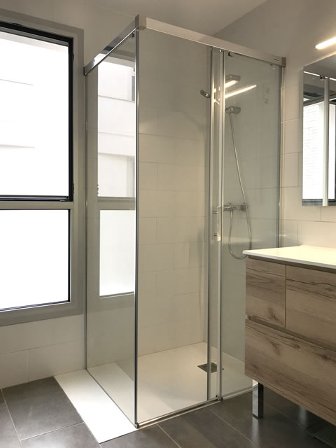 Mampara angular 2 fijos y 1 corredera recien montada abierta