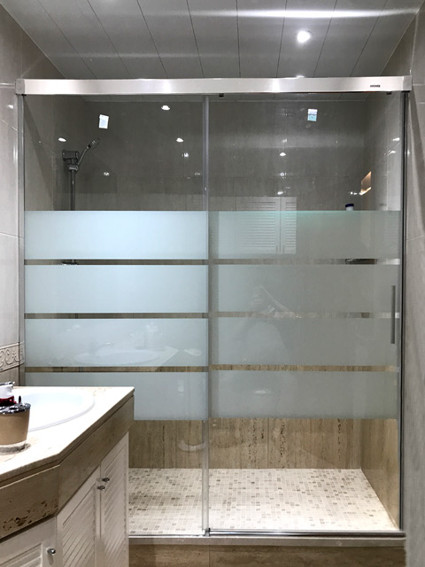 En cristal decorado bandas